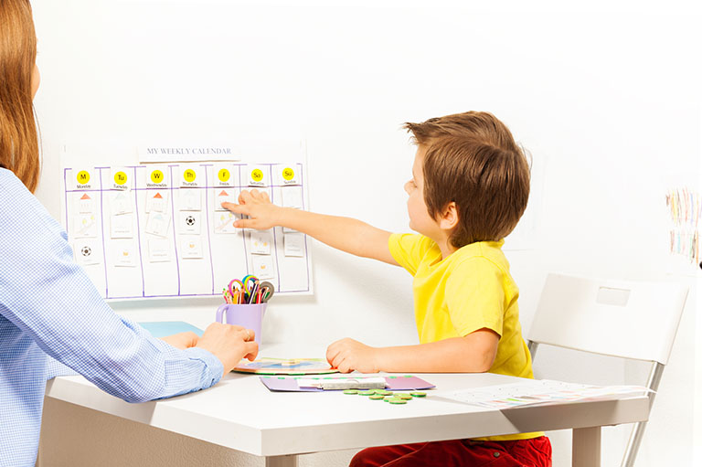 Dziecko wskazujące palcem na kalendarz